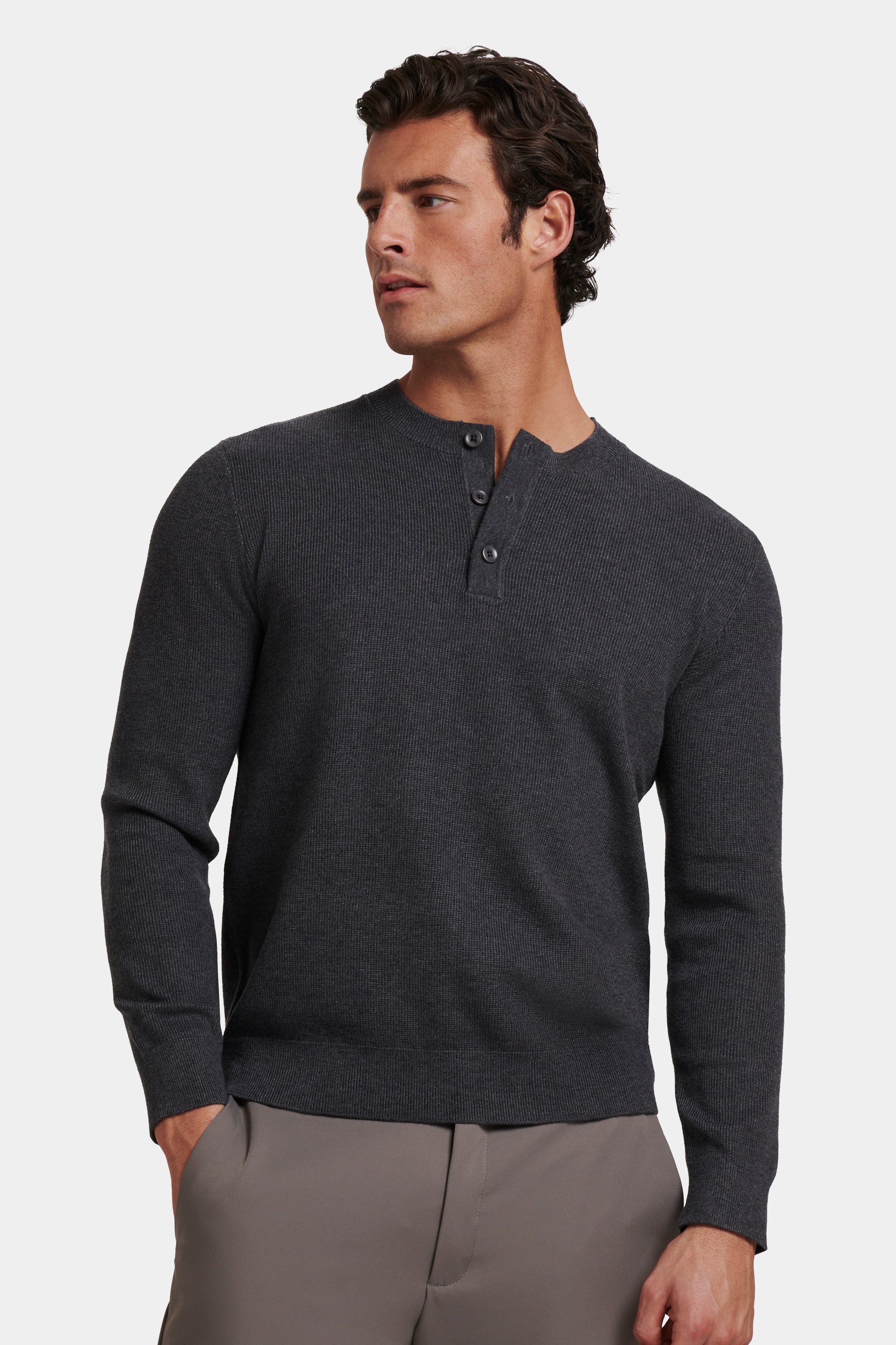 A CAMISOLA HENLEY BARNA