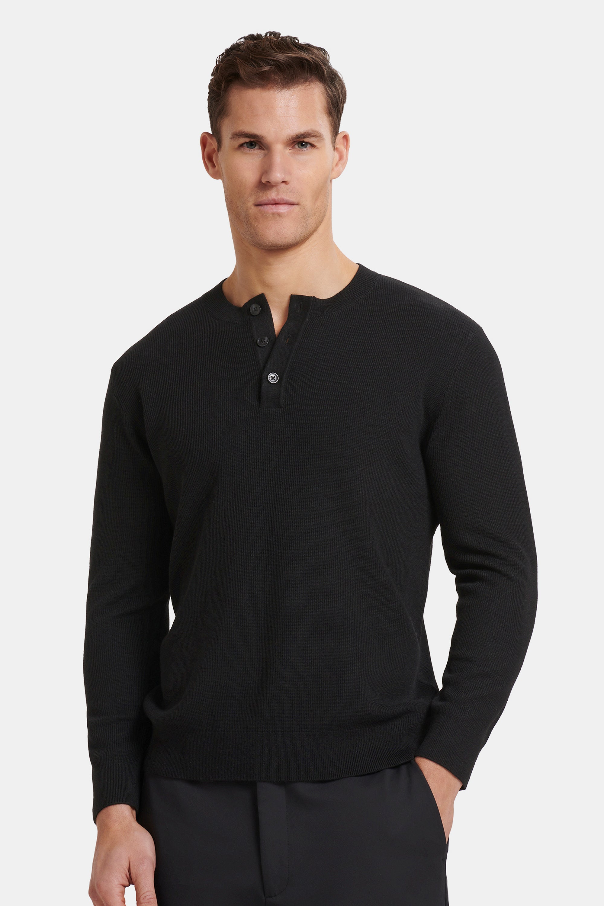 A CAMISOLA HENLEY BARNA