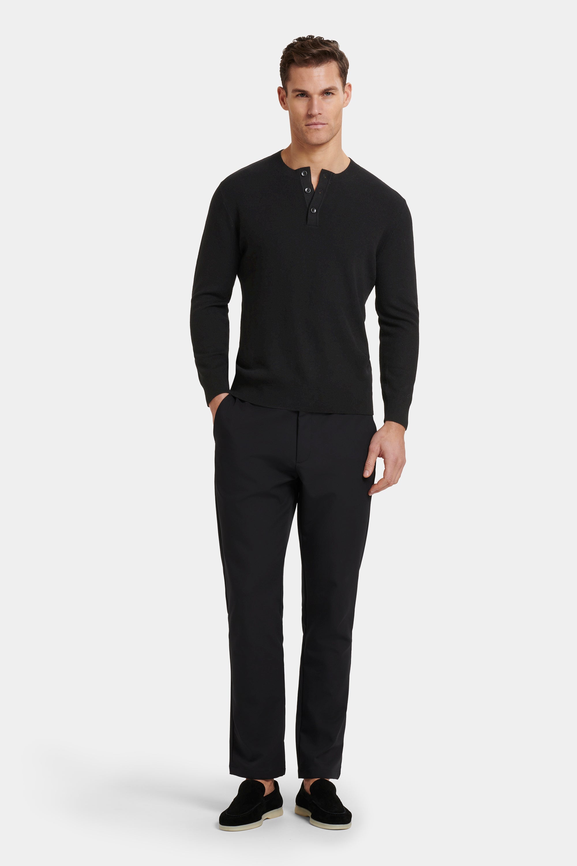 A CAMISOLA HENLEY BARNA