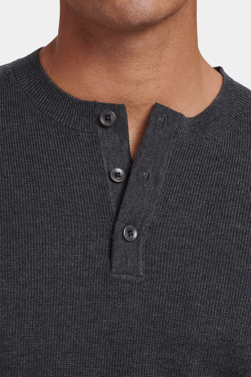 A CAMISOLA HENLEY BARNA