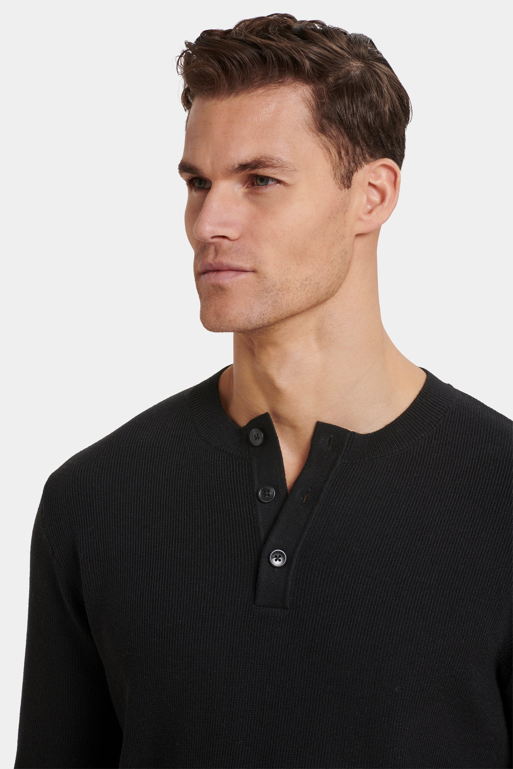 A CAMISOLA HENLEY BARNA