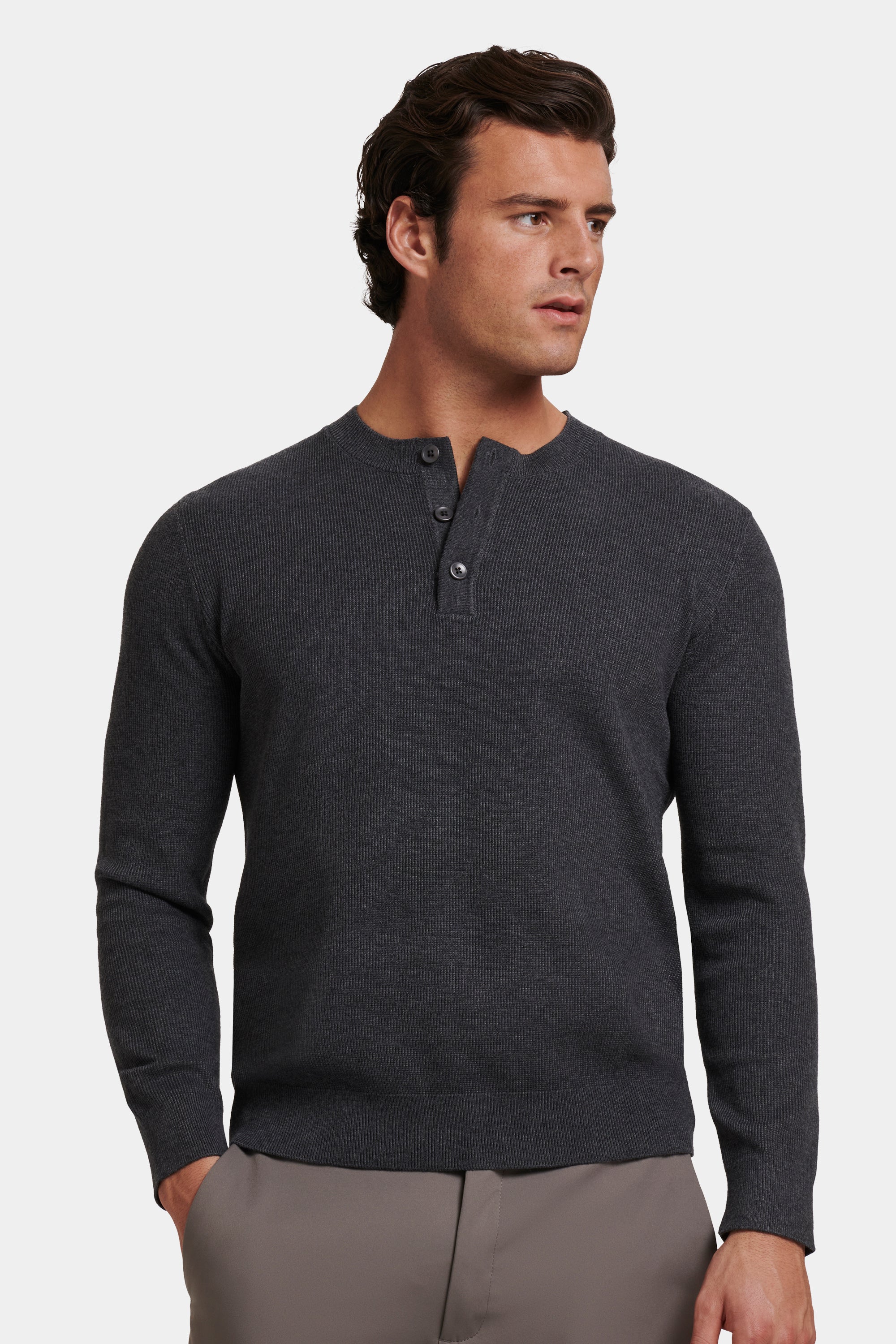 A CAMISOLA HENLEY BARNA