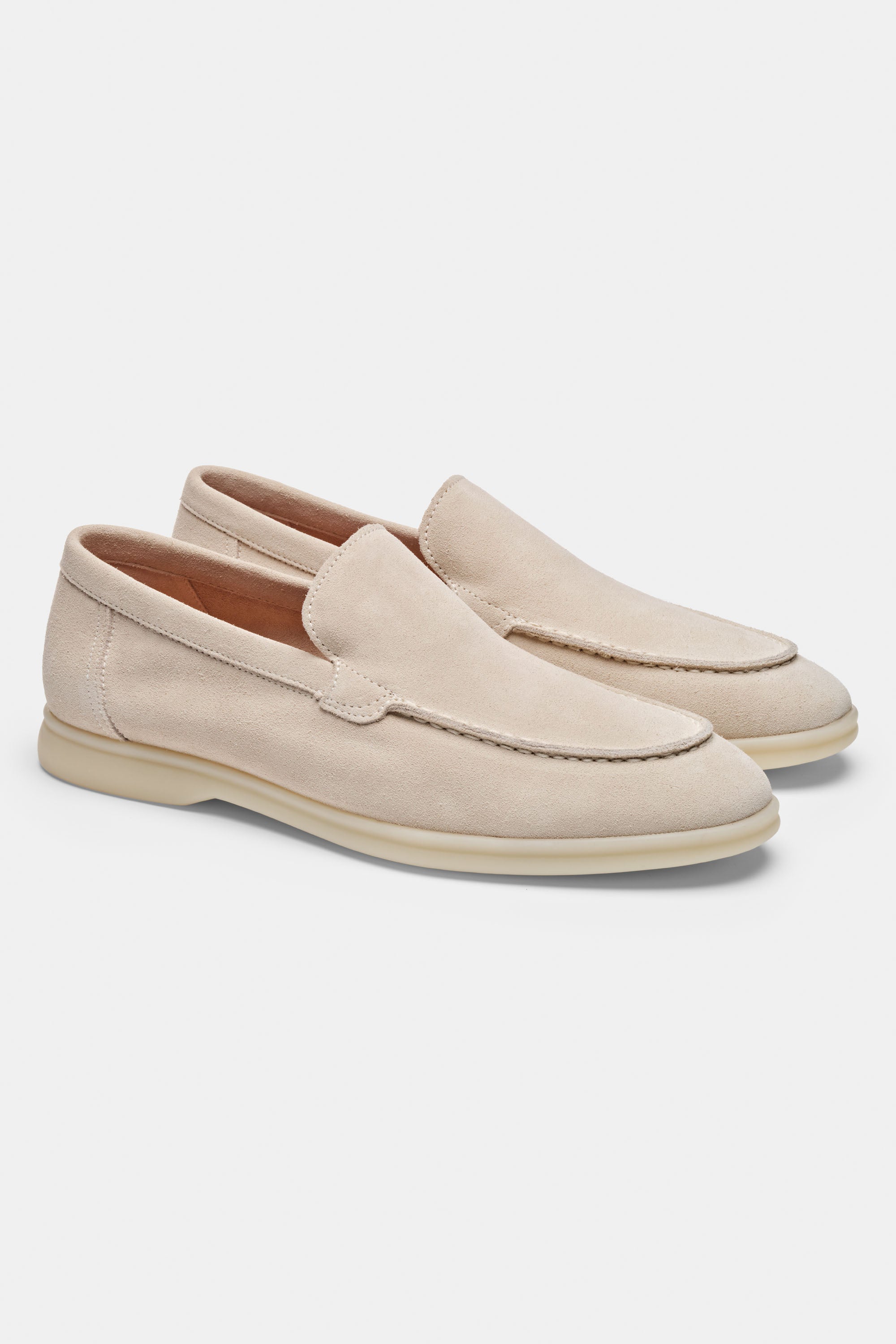 O LOAFER CLÁSSICO EM CAMURÇA