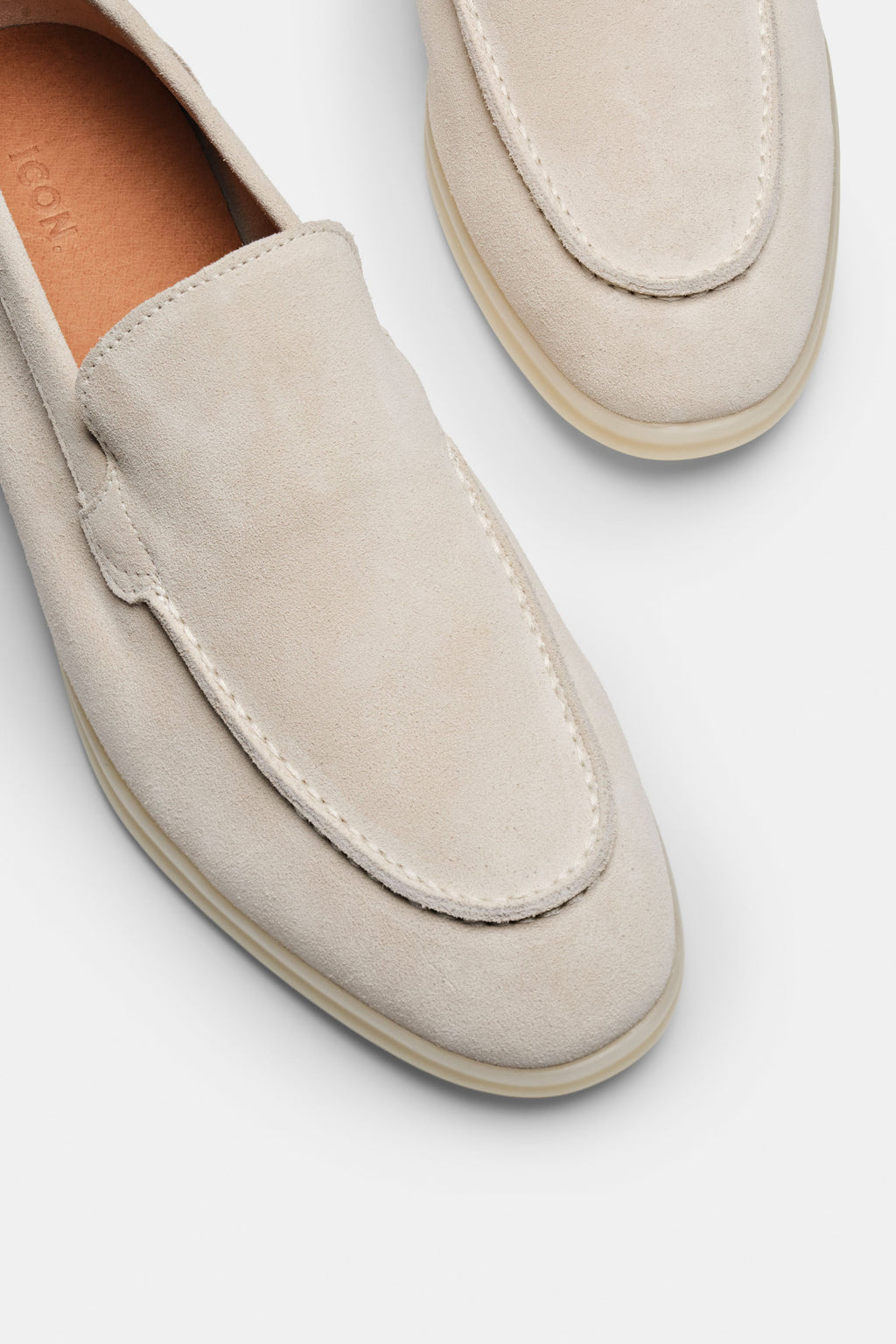 O LOAFER CLÁSSICO EM CAMURÇA